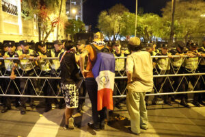 Personas hablan con integrantes de la Policía de Paraguay durante una manifestación el 28 de septiembre de 2025 en Asunción (Paraguay). EFE/ Juan Pablo Pino