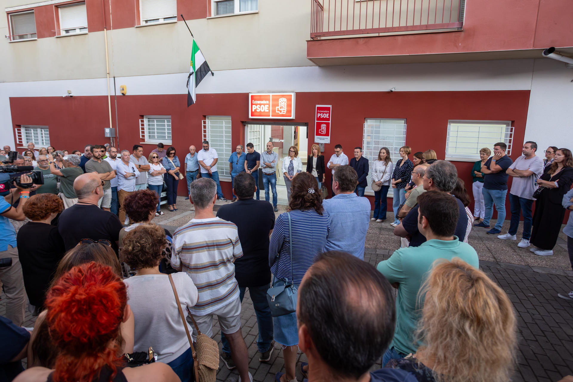 Decenas de militantes, simpatizantes y cargos orgánicos del PSOE extremeño han guardado cinco minutos de silencio en las distintas agrupaciones locales del partidos, así como en la sede regional, en recuerdo de Guillermo Fernández Vara. EFE/ Jero Morales
