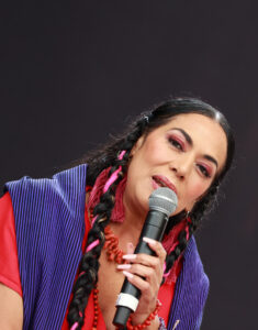 La cantante y compositora oaxaqueña, Lila Downs, habla durante una rueda de prensa este miércoles, en el Auditorio Nacional de Ciudad de México (México). EFE/ Alex Cruz