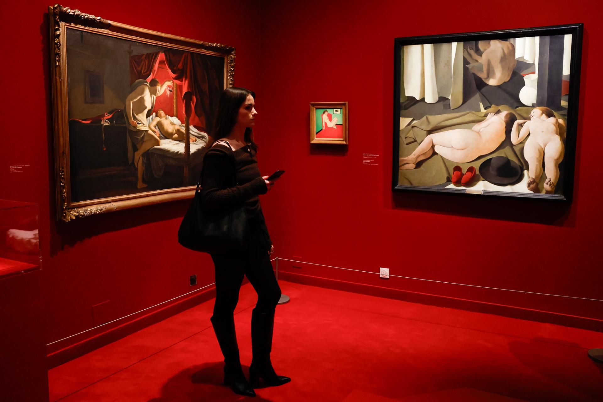 Un visitante observa una obra de arte 'Meriggio' (R) de Felice Casorati en exhibición en la exposición 'Explore the mysteries of sleep' (L'Empire du sommeil) en el Museo Marmottan de París, Francia, 08 de octubre de 2025. La exposición se lleva a cabo del 09 de octubre de 2025 al 01 de marzo de 2026. (Francia) EFE/EPA/MOHAMMED BADRA
