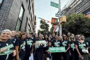 Fotografía cedida este domingo, 5 de octubre, por Eva Serebrinsky que muestra a familiares y amigos del legendario productor musical Ralph Mercado, al posar en la calle que ahora llevará el nombre del promotor artístico en Nueva York (NY, EE.UU.). EFE/Eva Serebrinsky
