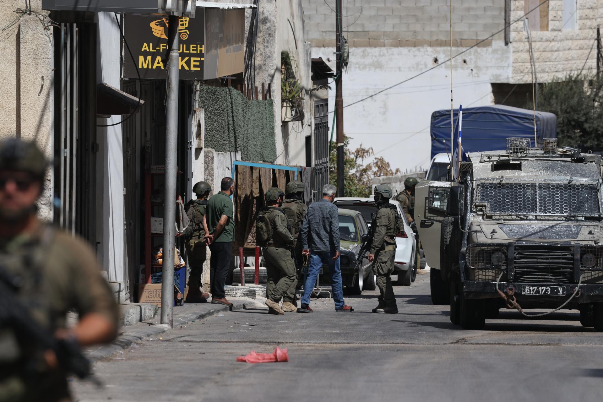Soldados israelíes detienen a hombres palestinos durante una redada militar en la ciudad de Nablus, en la Ribera Occidental, 05 de octubre de 2025. EFE/EPA/ALAA BADARNEH
