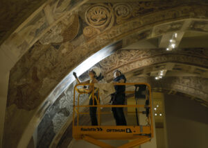 Imagen de archivo de dos técnicos analizando las pinturas del monasterio de Sijena en el Museo Nacional de Arte de Cataluña (MNAC). EFE/Andreu Dalmau