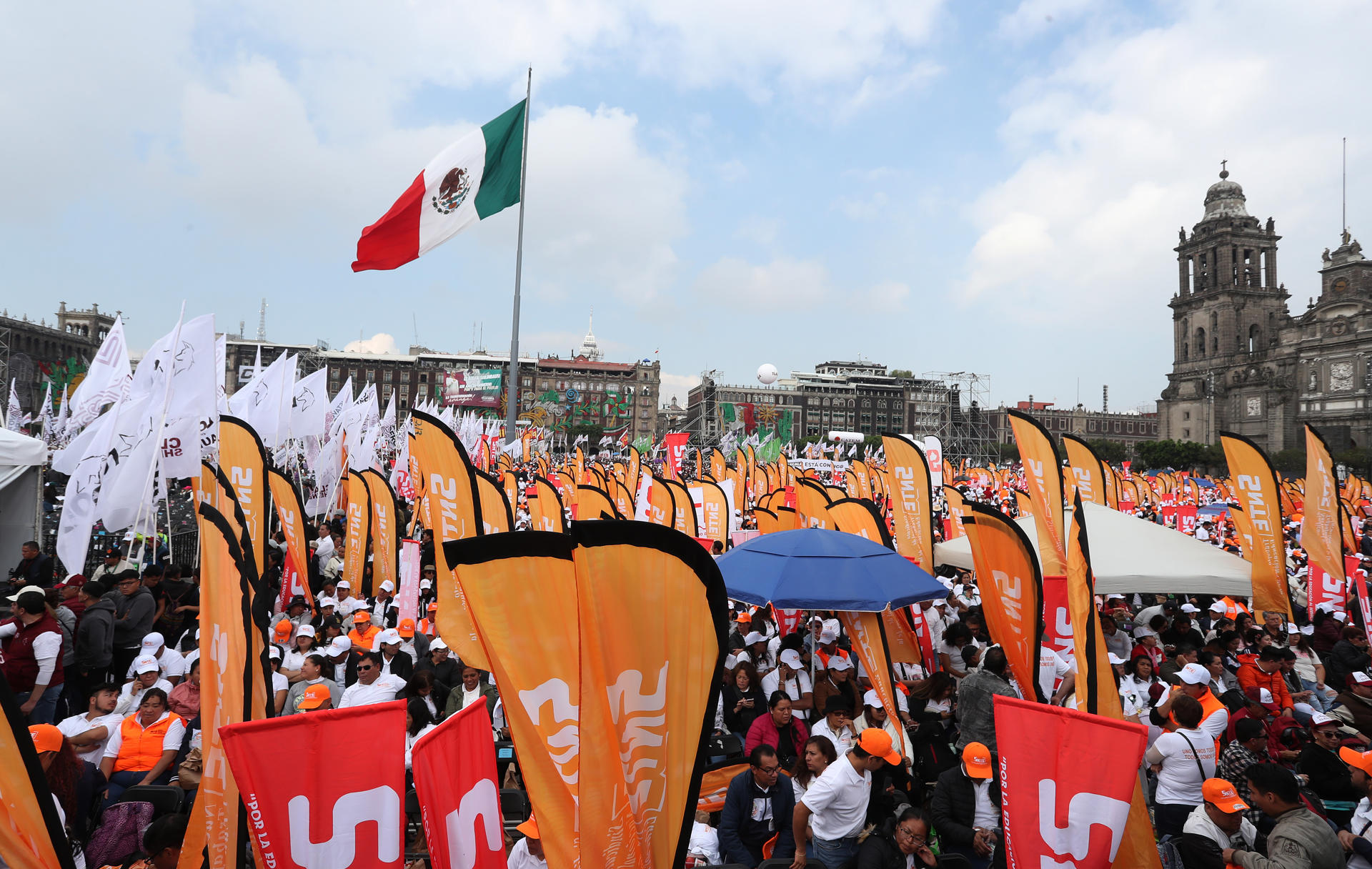 Simpatizantes acuden a apoyar a la presidenta de México Claudia Sheinbaum, durante la conmemoración de su primer año de gobierno este domingo, en el Zócalo de la Ciudad de México (México). EFE/Mario Guzmán

