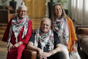 Las actrices Lola Herrera (i), y Natalia Dicenta (d), junto al actor Carlos Olalla, presentan este viernes la obra "Camino a la Meca" , que se representará en el Teatro Calderón de Valladolid.- EFE/ Nacho Gallego