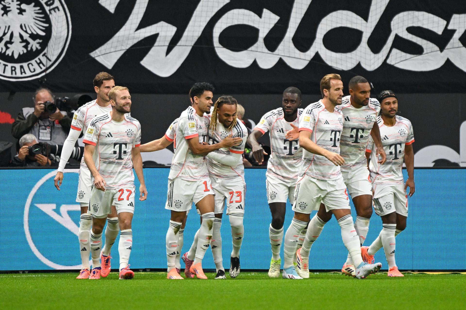 Luis Díaz celebra con sus compañeros el 0-1 del Bayern ante el Eintracht Fráncfort. EFE/EPA/FLORIAN WIEGAND

