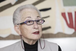 La escritora franco-argelina Helene Cixous en su casa de París el pasado mes de abril. EFE/EPA/TERESA SUAREZ