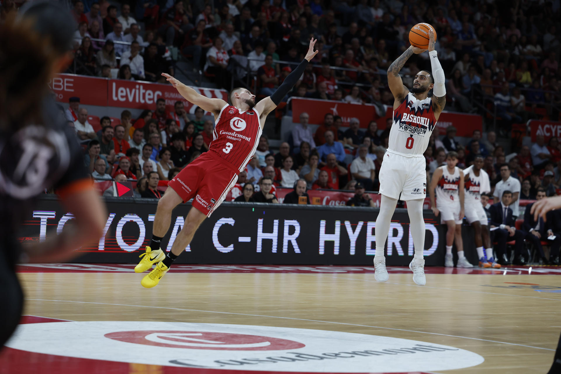 El escolta del Baskonia Markus Howard (d) intenta canasta ante el esoclta del CAsademont Zaragoza,Erik Stevenson durante el partido de la Liga Endesa, este domingo en el Pabellón Príncipe Felipe de Zaragoza. EFE/ Javier Cebollada
