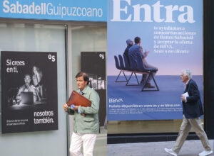 Carteles en sucursales del Sabadell y BBVA respectivamente en alusión a la OPA lanzada por BBVA. El consejero delegado del Banco Sabadell, César González-Bueno, ha afirmado este viernes que tras reunirse con inversores en Londres ve "imposible" que la opa del BBVA supere el 50 % de aceptación en su primer intento.EFE/Luis Tejido