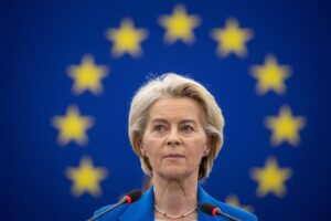 FOTODELDÍA - ESTRASBURGO, 06/10/2025.- La presidenta de la Comisión Europea, Ursula von der Leyen, habla durante una sesión plenaria en el Parlamento Europeo en Estrasburgo, Francia, el 6 de octubre de 2025. La sesión plenaria, que se desarrollará del 6 al 9 de octubre, está programada para discutir dos mociones de censura presentadas por el grupo de extrema derecha 'Patriots for Europe' (PfE) y 'The Left' contra la presidenta de la Comisión Europea, Ursula von der Leyen. EFE/CHRISTOPHE PETIT TESSON