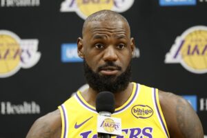 Fotografía de archivo del astro de la NBA LeBron, quien ha desatado este martes una polémica en Estados Unidos por un anuncio publicitario. EFE/EPA/CAROLINE BREHMAN SHUTTERSTOCK OUT