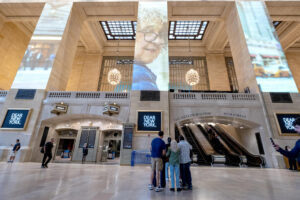 Personas asisten a la exposición 'Dear New York' impulsada por Brandon Stanton, creador del proyecto 'Humans of New York', este 7 de octubre de 2025 en la estación Grand Central de Nueva York (Estados Unidos). EFE/ Ángel Colmenares