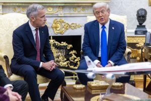 El presidente estadounidense, Donald Trump, y el primer ministro canadiense, Mark Carney. EFE/Shawn Thew