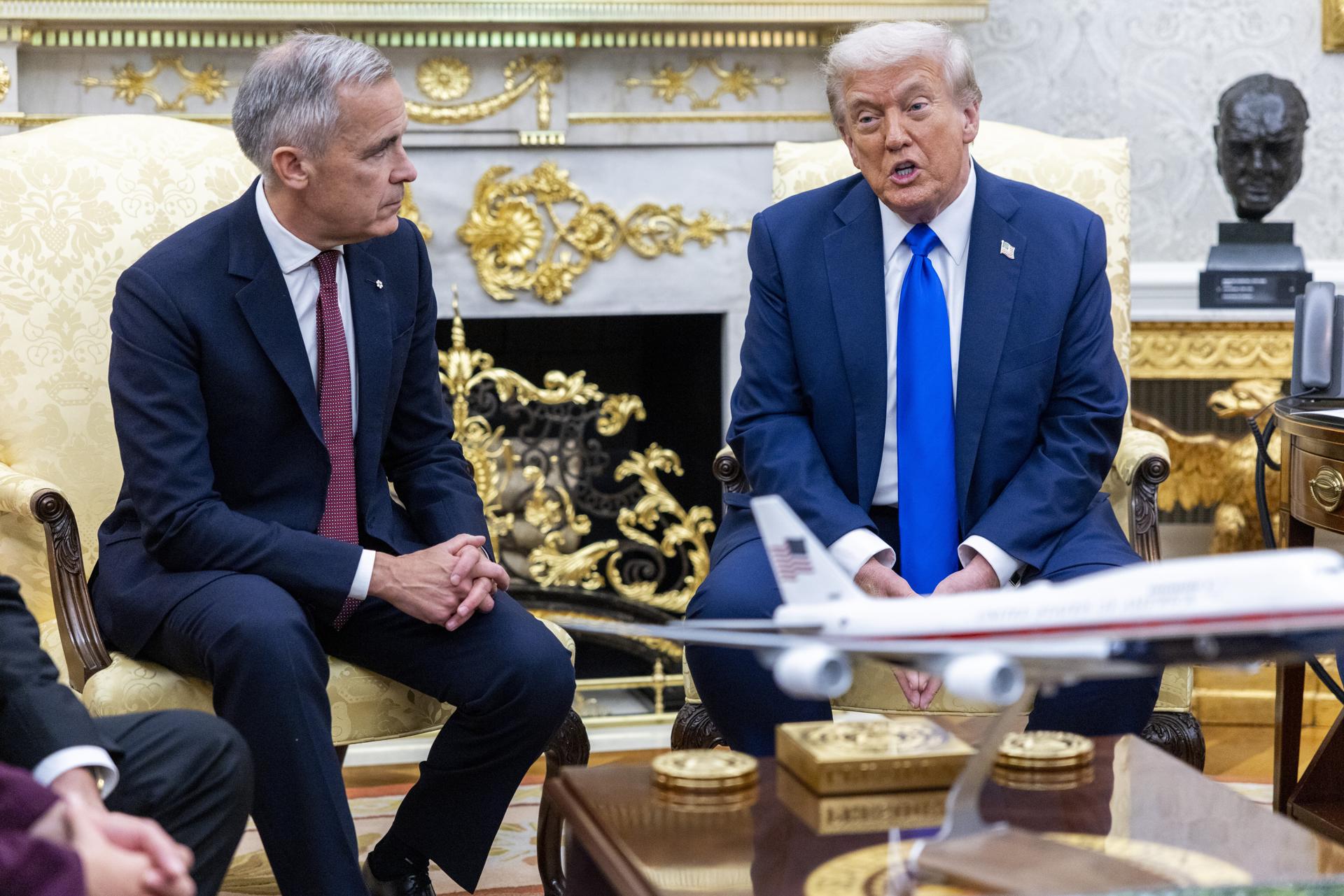 El presidente estadounidense, Donald Trump, y el primer ministro canadiense, Mark Carney. EFE/Shawn Thew