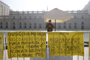 Fotografía de archivo de carteles de la agrupación 'Hijos y Madres del Silencio' frente al palacio de La Moneda en Santiago (Chile). EFE/ Elvis González