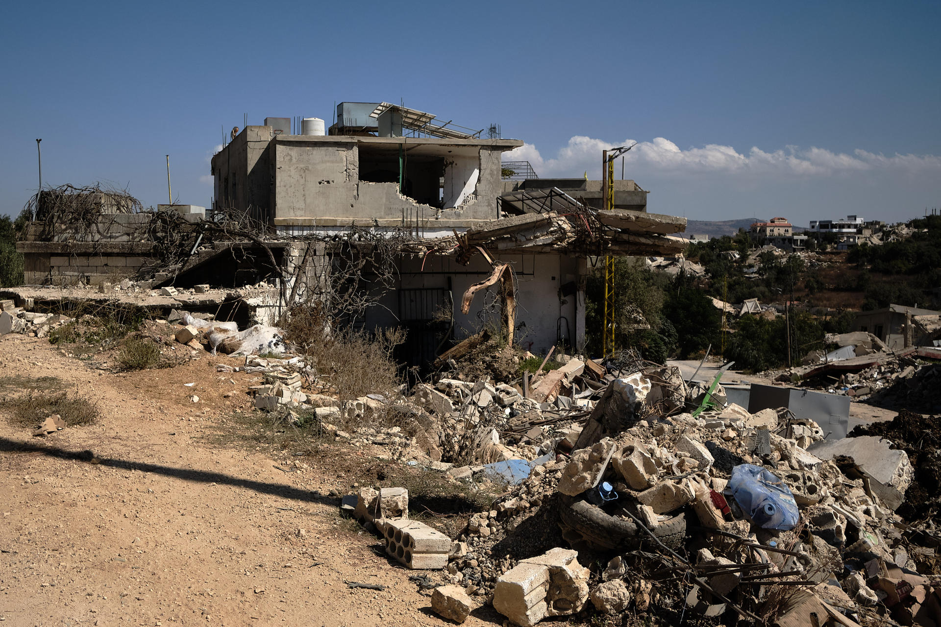 Vivienda destruida por parte del ejército israelí en Aita al Shaab, el pasado 5 de septiembre. En el sur del Líbano, hay familias que llevan dos años desplazadas. Con las fuerzas israelíes aún presentes en cinco puntos del territorio libanés y el proceso de reconstrucción sin arrancar, varias decenas de miles de personas continúan desplazadas casi 24 meses después de los primeros choques entre Israel y el grupo chií Hizbulá en octubre de 2023. EFE / Edgar Gutiérrez
