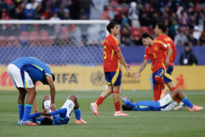 Los jugadores de Brasil se lamentan al ser eliminados del Mundial Sub-20 tras perder con España en el estadio Nacional de Santiago de Chile. EFE/Elvis González
