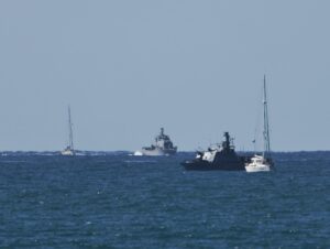 Buques de la Flotilla Global Sumud llegando al puerto de Ashdod este jueves, tras ser interceptados los barcos que transportaban ayuda a Gaza y detener a activistas a bordo. EFE/ Atef Safadi