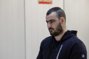 Yassine Kanjaa, el presunto yihadista que irrumpió con un machete al grito de Alá en dos iglesias de Algeciras (Cádiz) y asesinó al sacristán Diego Valencia e hirió de gravedad al sacerdote Antonio Rodríguez el 25 de enero de 2023, este lunes en el juicio que se celebra contra él en la Audiencia Nacional. EFE/ Zipi / POOL