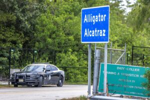 Fotografía de archivo del 14 de julio de 2025 de un vehículo de la Policía de Estados Unidos custodiando la entrada del nuevo centro de detención Alligator Alcatraz en Ochopee, Florida (EE.UU.). EFE/EPA/CRISTOBAL HERRERA-ULASHKEVICH