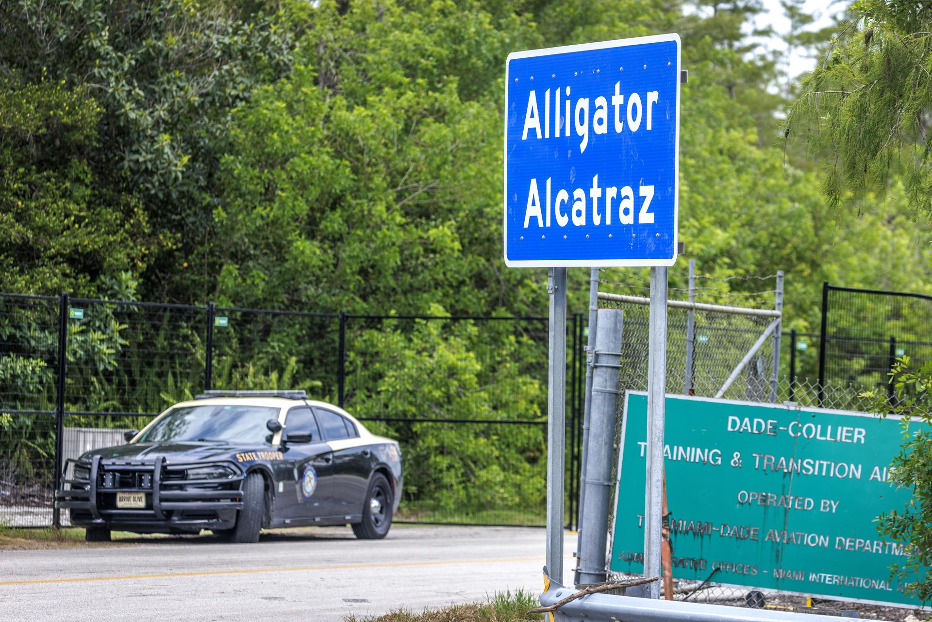 Fotografía de archivo del 14 de julio de 2025 de un vehículo de la Policía de Estados Unidos custodiando la entrada del nuevo centro de detención Alligator Alcatraz en Ochopee, Florida (EE.UU.). EFE/EPA/CRISTOBAL HERRERA-ULASHKEVICH