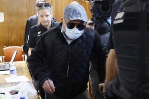 Husamettin D., el único de los 51 hombres condenados por agredir sexualmente y violar a Gisèle Pelicot que recurrió la sentencia, llega al tribunal. EFE/EPA/Guillaume Horcajuelo