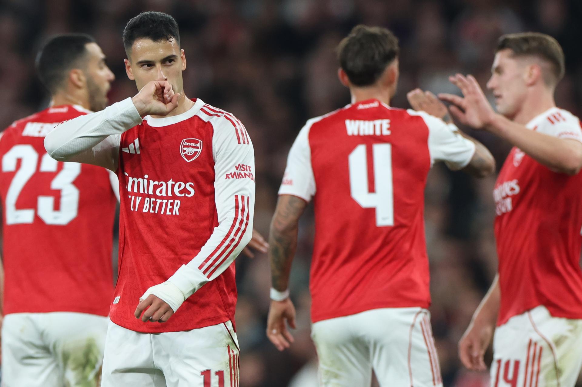 El jugador del Arsenal Gabriel Martinelli (C) celebra su gol durante el partido de la segunda jornada de la UEFA Champions League que han jugado Arsenal y Olympiacos en Londres, Reino Unido. EFE/EPA/NEIL HALL
