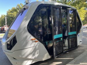 Más de 100 pasajeros al día recorren las seis paradas por Casa de Campo en el autobús sin conductor y 100 % eléctrico que opera la Empresa Municipal de Transporte (EMT) de Madrid y que tiene previsto funcionar hasta el 24 de octubre. EFE/Nicole Vargas