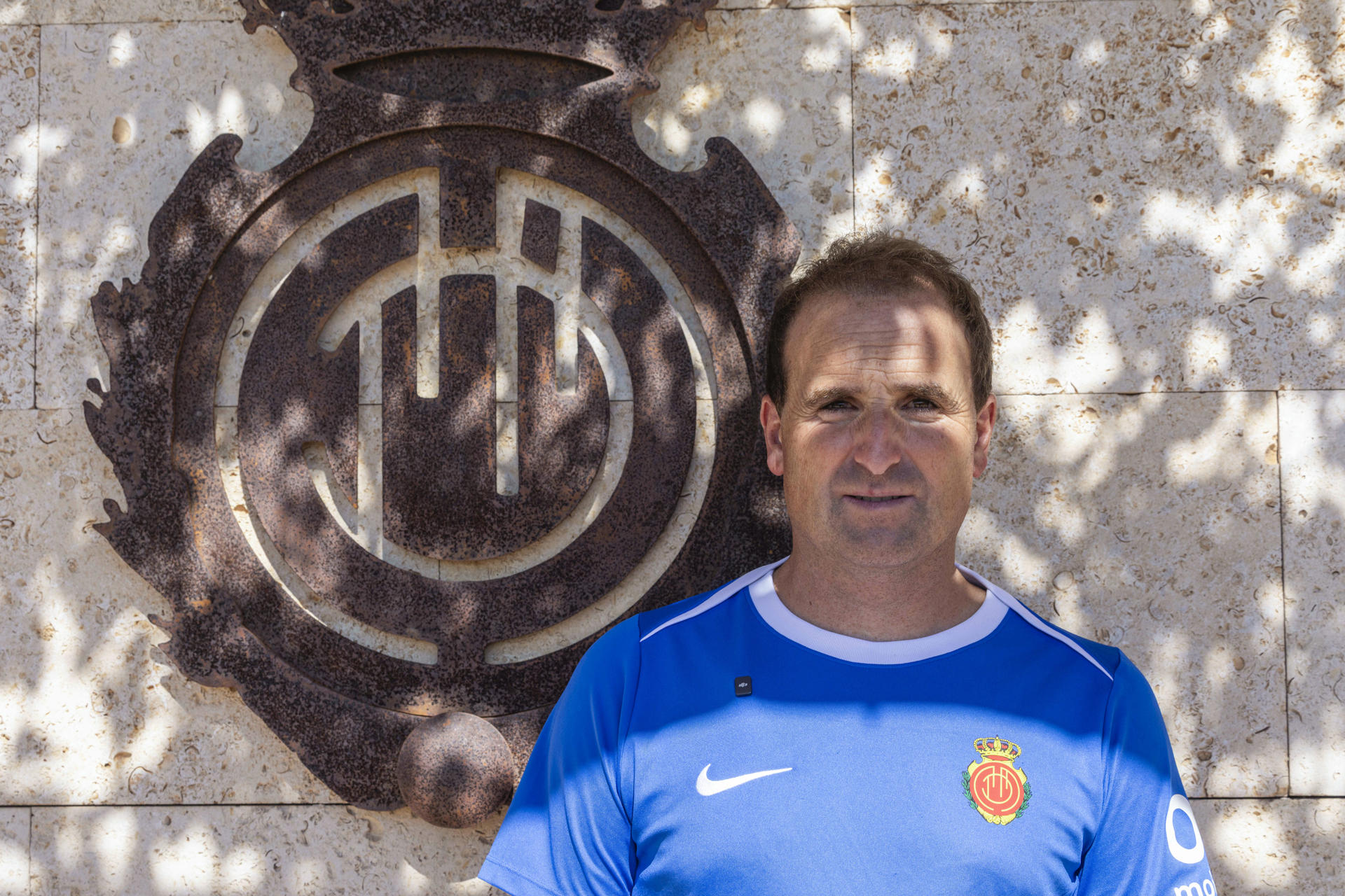 Jagoba Arrasate, entrenador del RCD Mallorca, posa durante la entrevista concedida a la Agencia EFE. EFE/ Cati Cladera