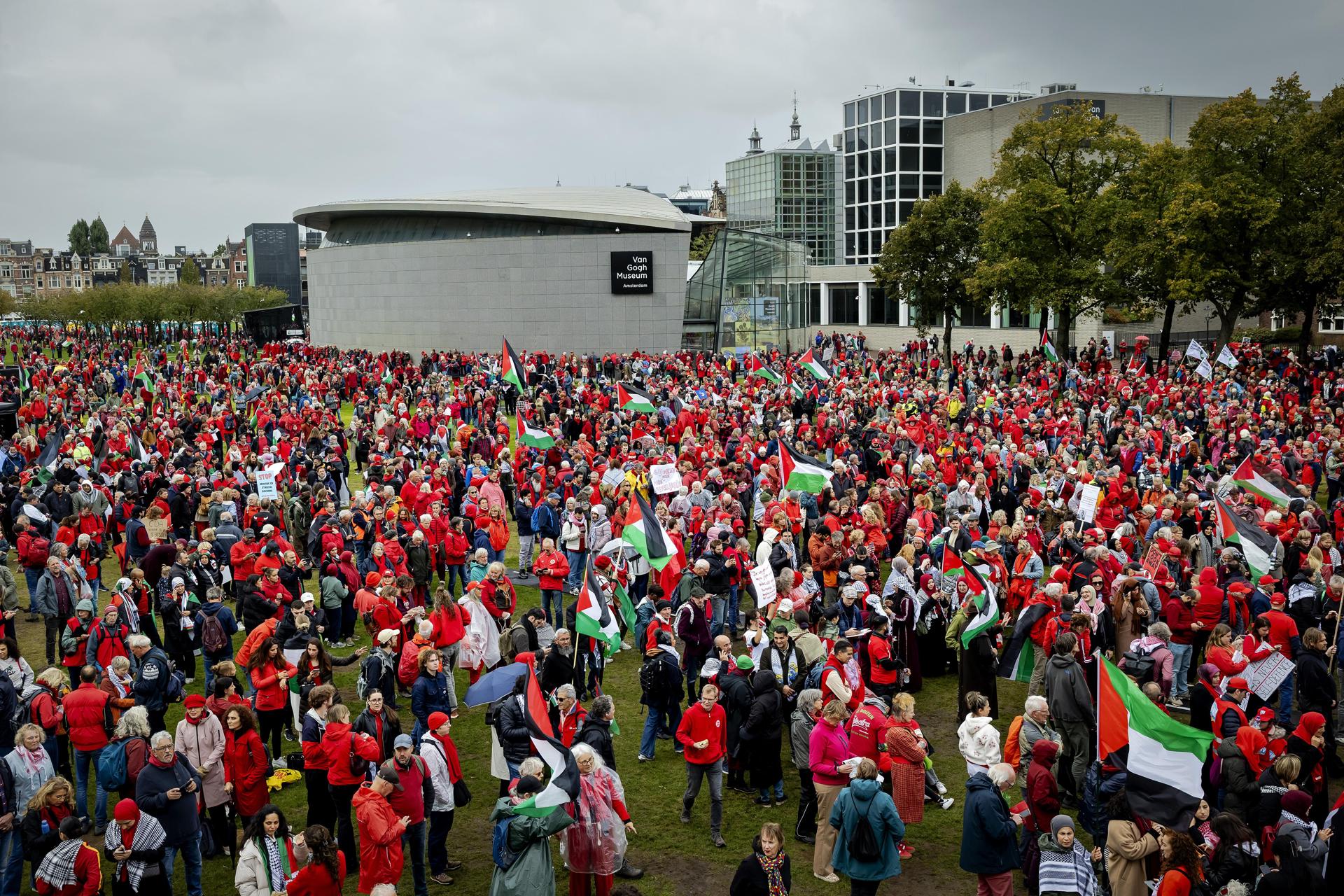 Bruselas, 5 oct (EFE).- Una marea de personas vestidas de rojo llenó este domingo las calles de Ámsterdam para exigir al Gobierno neerlandés "medidas concretas para detener el genocidio israelí y la ocupación de Palestina".EFE/EPA/KOEN VAN WEEL
