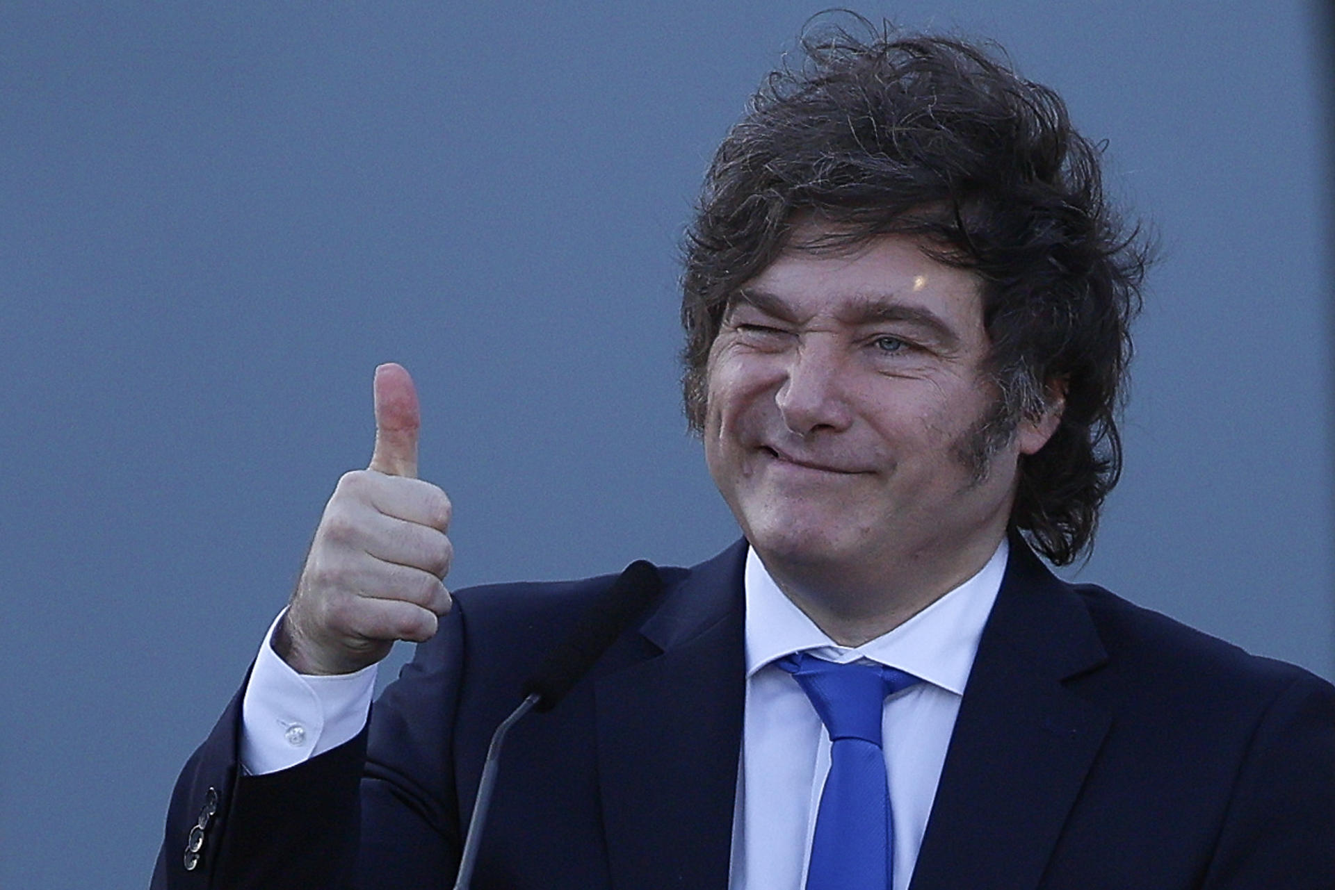 El presidente de Argentina, Javier Milei, saluda durante un evento de Gobierno este jueves, en el Complejo Penitenciario Federal, en Ezeiza (Argentina). EFE/ STR