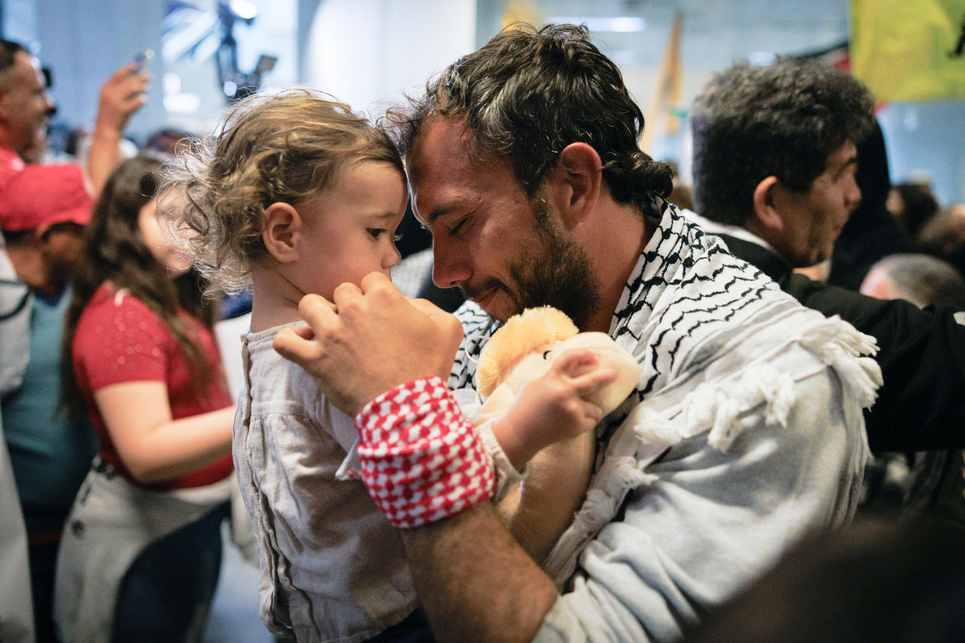 El activista brasileño Thiago Ávila que integraba la Flotilla Global Sumud saluda a su hija al llegar al Aeropuerto Internacional de Guarulhos este jueves, en São Paulo (Brasil). EFE/Isaac Fontana
