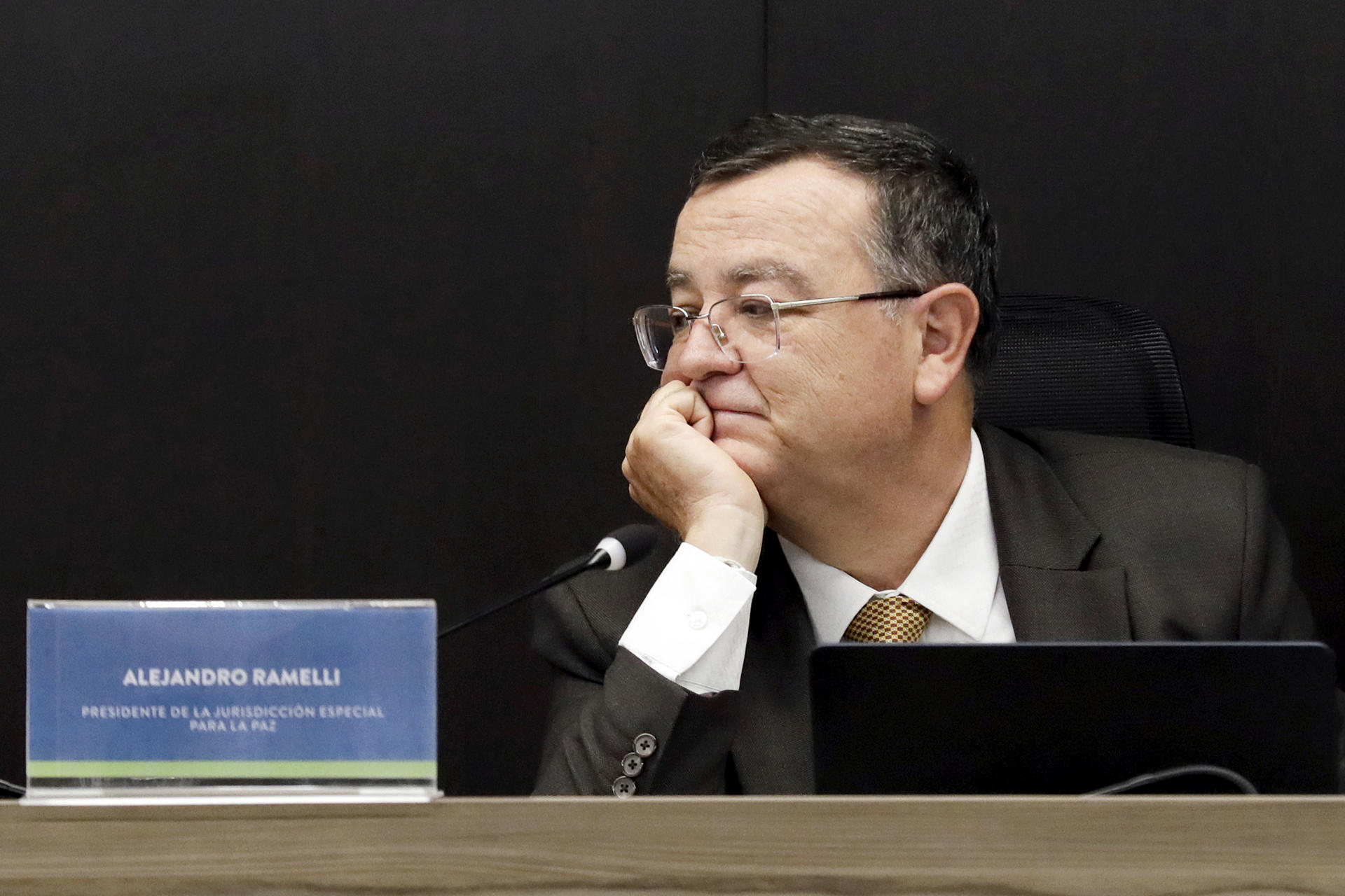 El presidente de la Jurisdicción Especial para la Paz (JEP), Alejandro Ramelli, reacciona en una rueda de prensa este jueves, en Bogotá (Colombia). EFE/ Carlos Ortega
