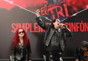 Alex (c) y Chela Lora (i), integrantes de la banda mexicana "El Tri", participan durante una rueda de prensa este viernes en Ciudad de México (México). EFE/Mario Guzmán