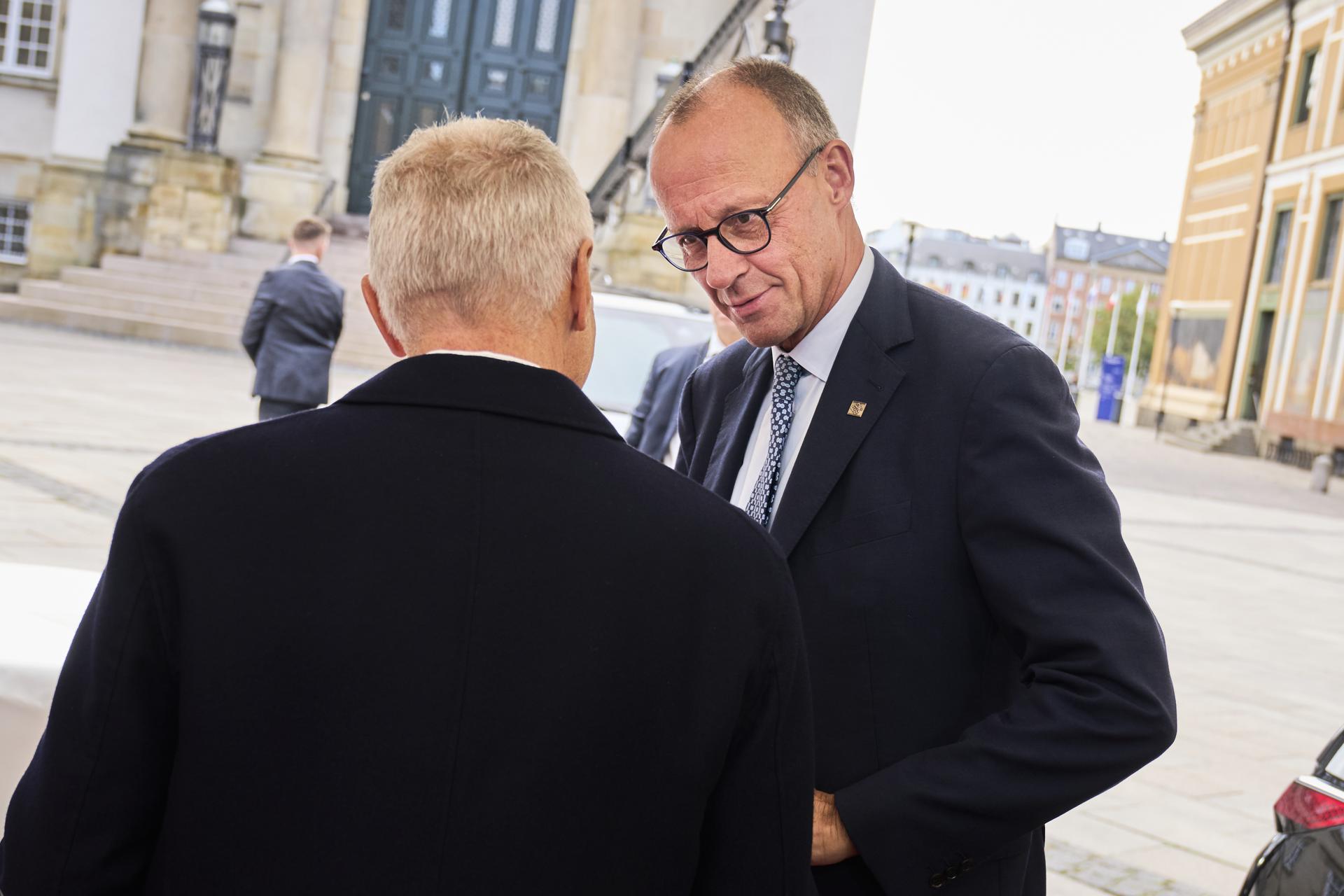 El canciller alemán, Friedrich Merz (derecha), llega al castillo de Christiansborg en Copenhague, Dinamarca, el 1 de octubre de 2025, para una reunión informal de jefes de Estado y de gobierno de la UE.(Dinamarca, Alemania, Copenhague) EFE/EPA/THOMAS TRAASDAHL DENMARK OUT
