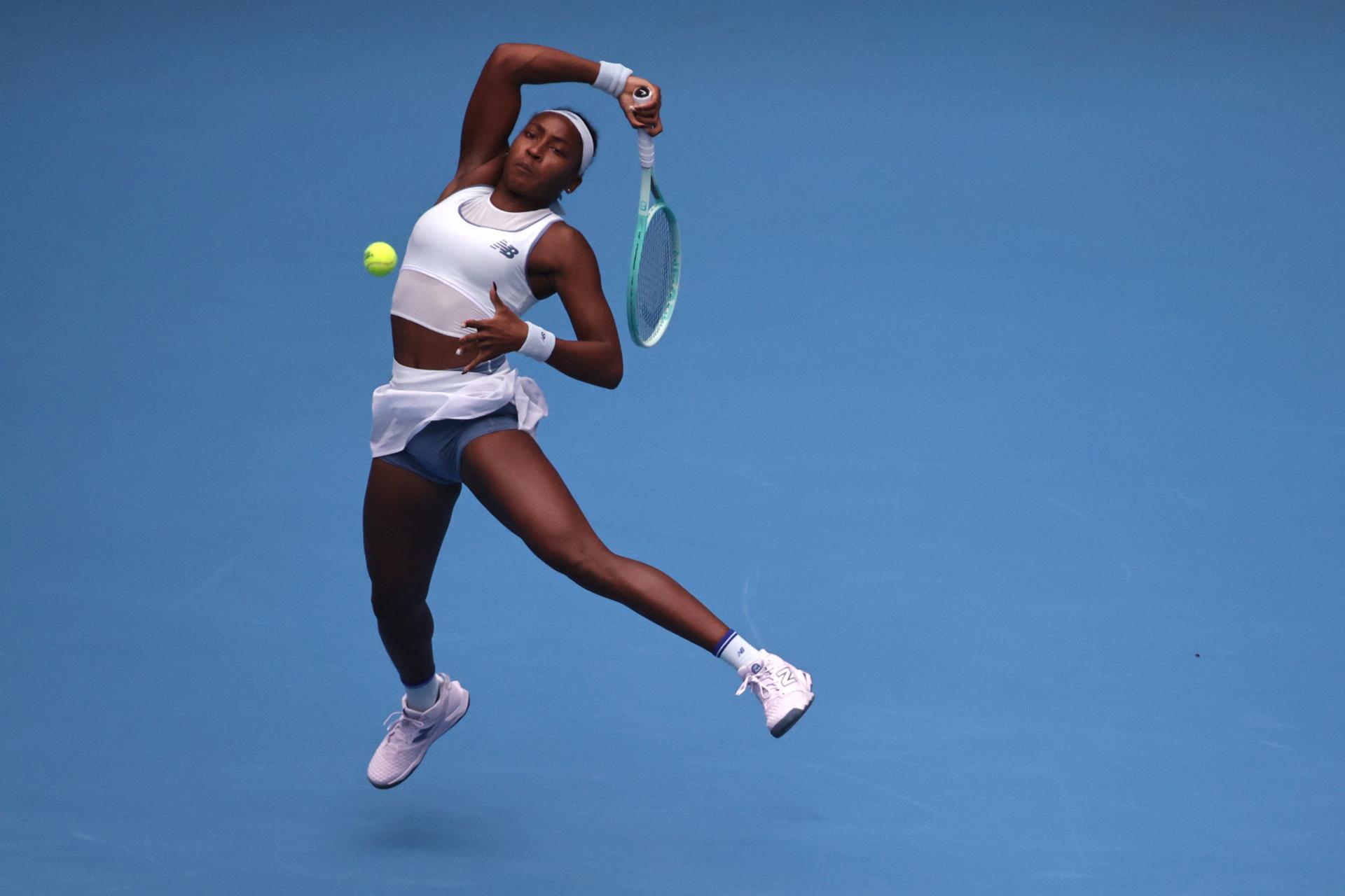 La estadounidense Coco Gauff, en un momento de su semifinal ante su compatriota Amanda Anisimova, en el Abierto de China. EFE/EPA/ANDRES MARTINEZ CASARES

