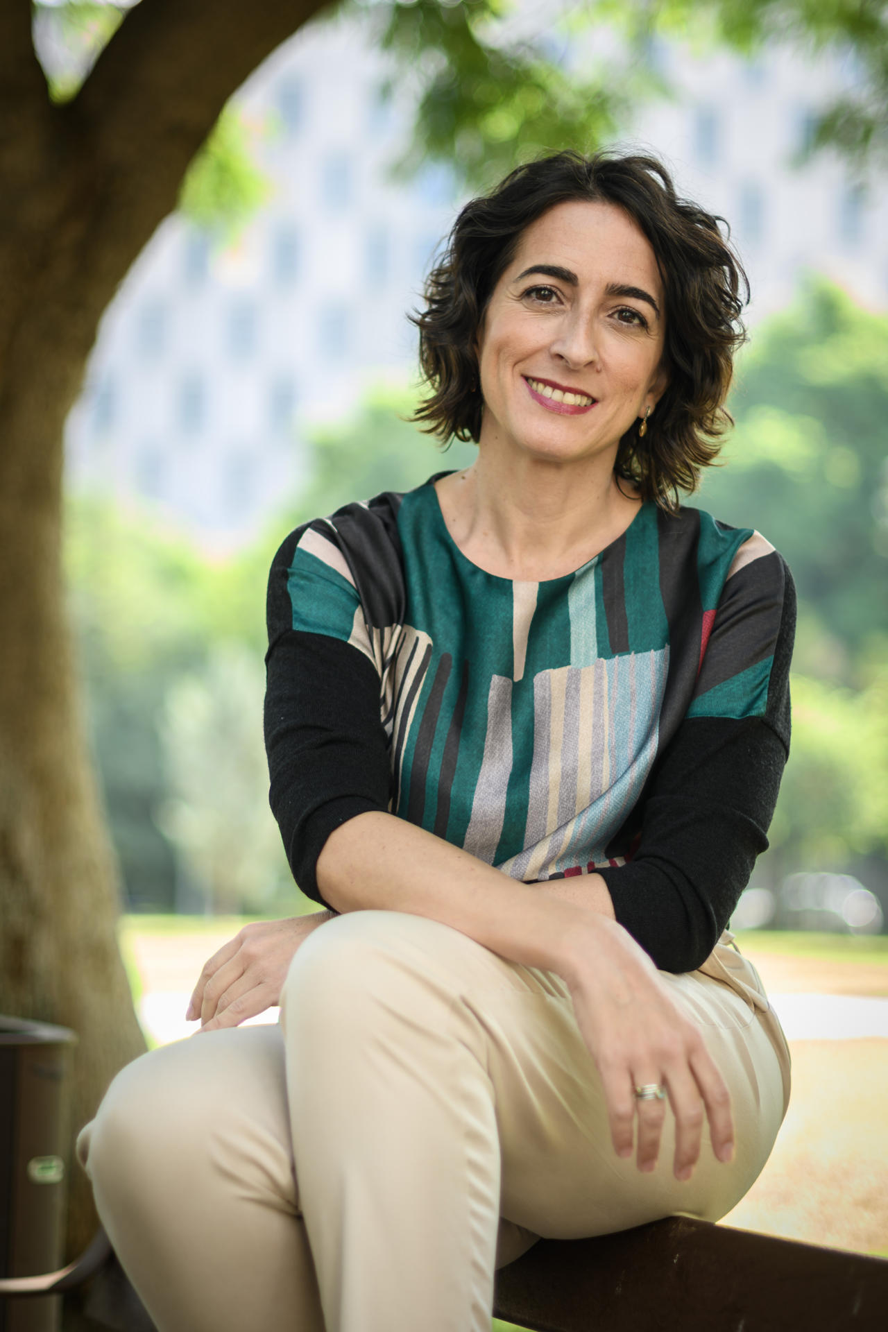La escritora y periodista María Iglesias (Sevilla, 1976), posa durante una entrevista con EFE en la que explica que su novela 'Puro empeño', es un relato "sobre los dilemas" y sobre "cómo en la vida, aunque seas una persona con planteamientos que crees claros, cuando afrontas algunos hechos de pronto te cuestionas a ti misma si los resultados de aplicar tus valores son los que tú querrías, los apropiados". EFE/ Raúl Caro.
