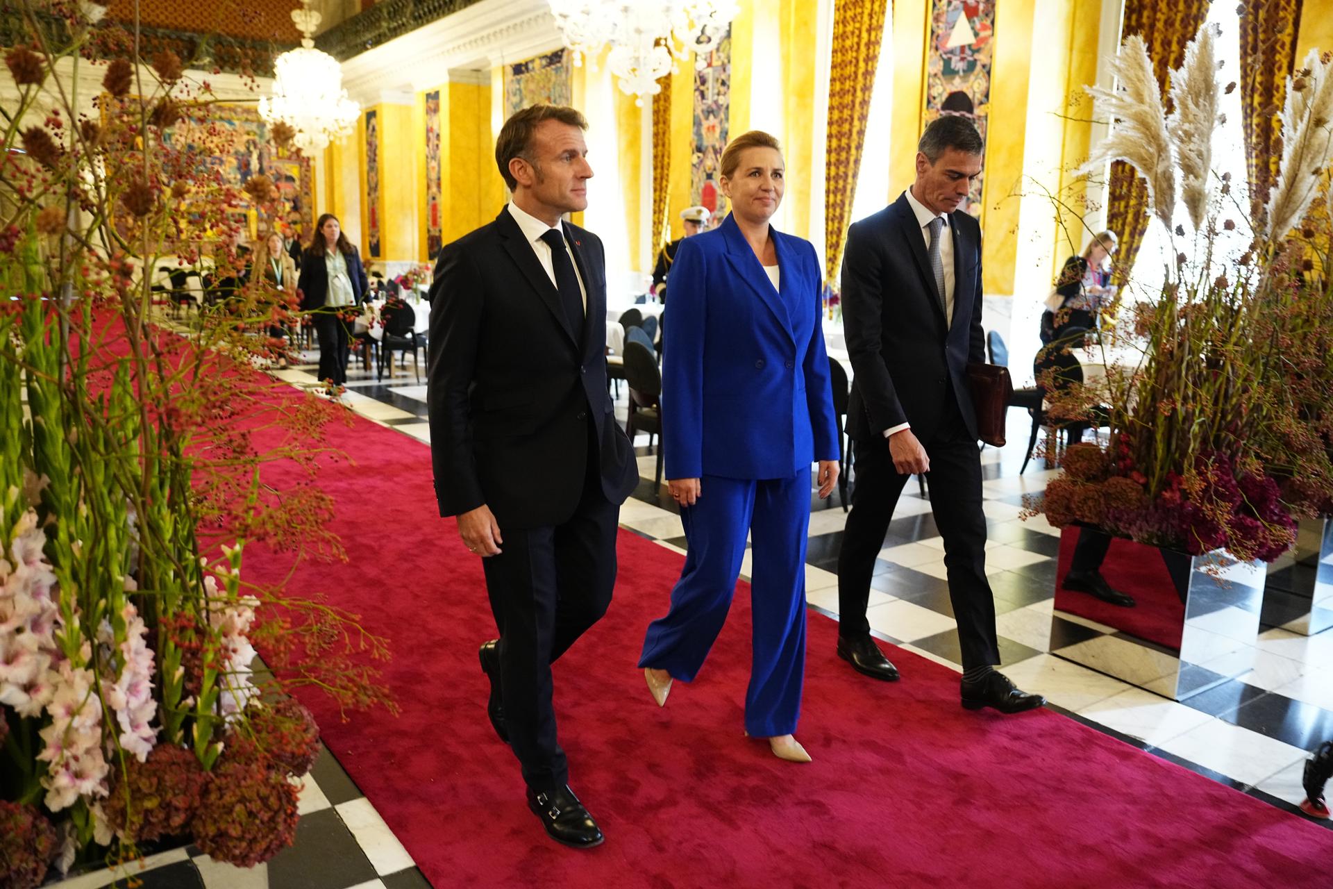 La primera ministra de Dinamarca, Mette Frederiksen (C), el presidente francés Emmanuel Macron (L) y el primer ministro español Pedro Sánchez en el Castillo de Christiansborg en Copenhague, Dinamarca, el 1 de octubre de 2025, para una reunión informal de los jefes de Estado y de gobierno de la UE. (Dinamarca, Copenhague) EFE/EPA/MADS CLAUS RASMUSSEN DENMARK OUT