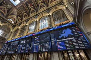 La Bolsa española cierra este lunes con pérdidas del 0,18 % y se aleja de los 15.600 puntos, hasta situarse en los 15.556,7 enteros. EFE/ Altea Tejido