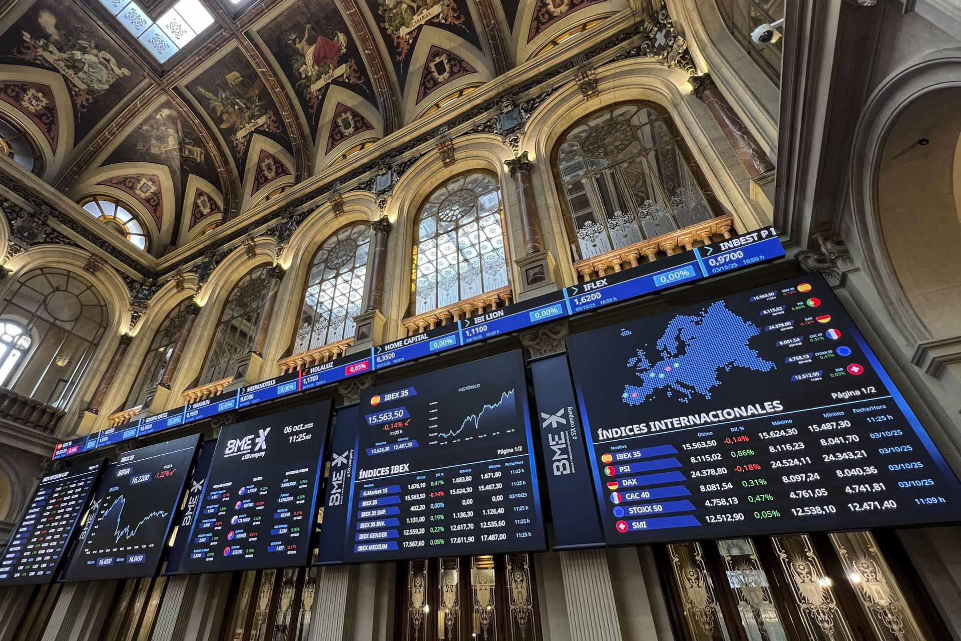 La Bolsa española cierra este lunes con pérdidas del 0,18 % y se aleja de los 15.600 puntos, hasta situarse en los 15.556,7 enteros. EFE/ Altea Tejido