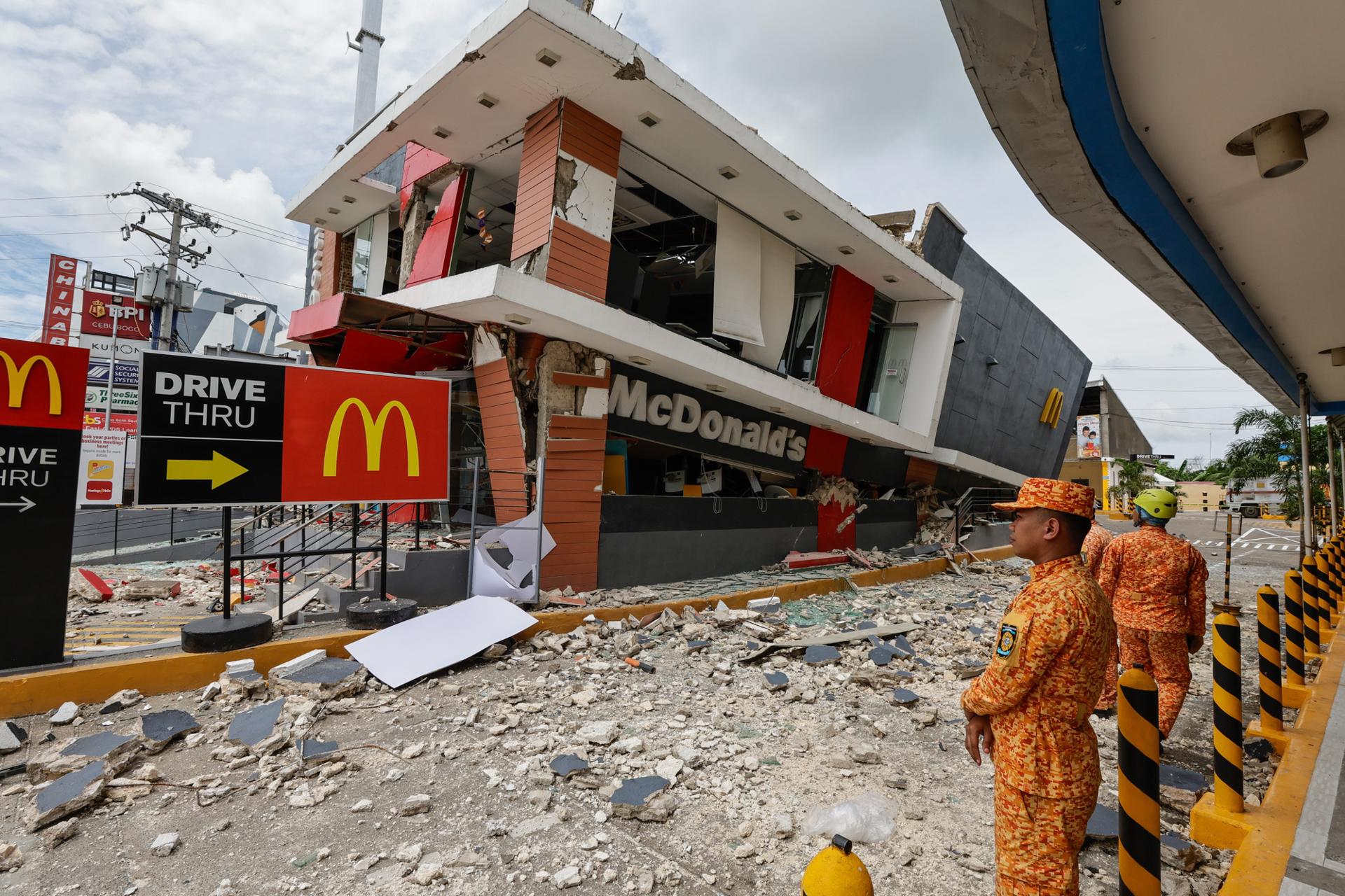Cebu (Philippines), 02/10/2025.- Bureau of Fire Protection personnel are deployed to a fastfood restaurant damaged by an earthquake in Bogo City, Cebu, Philippines 02 October 2025.. The death toll from the magnitude 6.9 earthquake that struck off the coast of Cebu Island has risen to 72, according to the National Disaster Risk Reduction and Management Council (NDRRMC). (Terremoto/sismo, Filipinas) EFE/EPA/ROLEX DELA PENA
