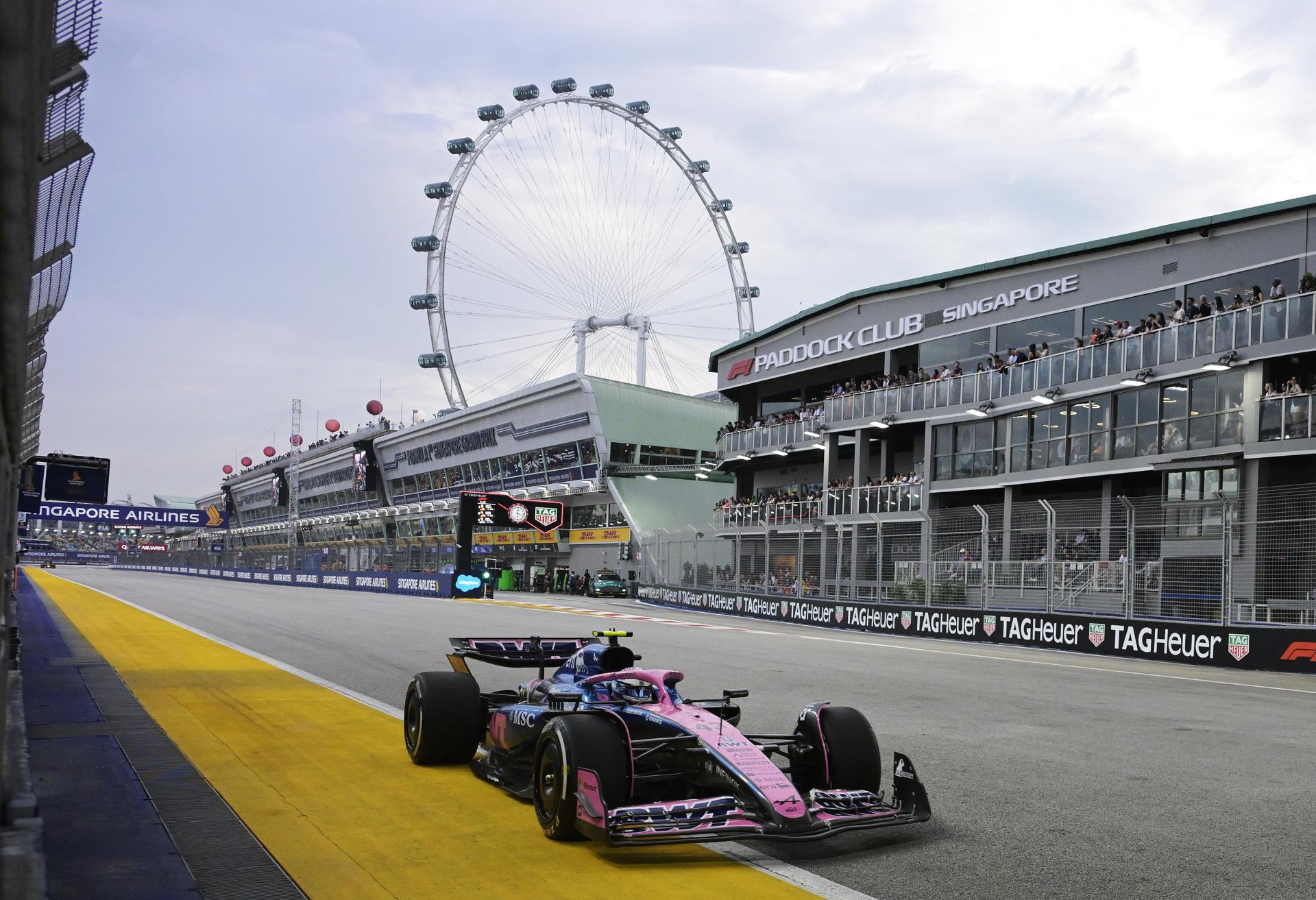 El piloto argentino Franco Colapinto (Alpine), durante la jornada de entrenamientos libres del Gran Premio de Singapur, disputada este viernes en el circuito de Marina Bay. EFE/ TOM WHITE