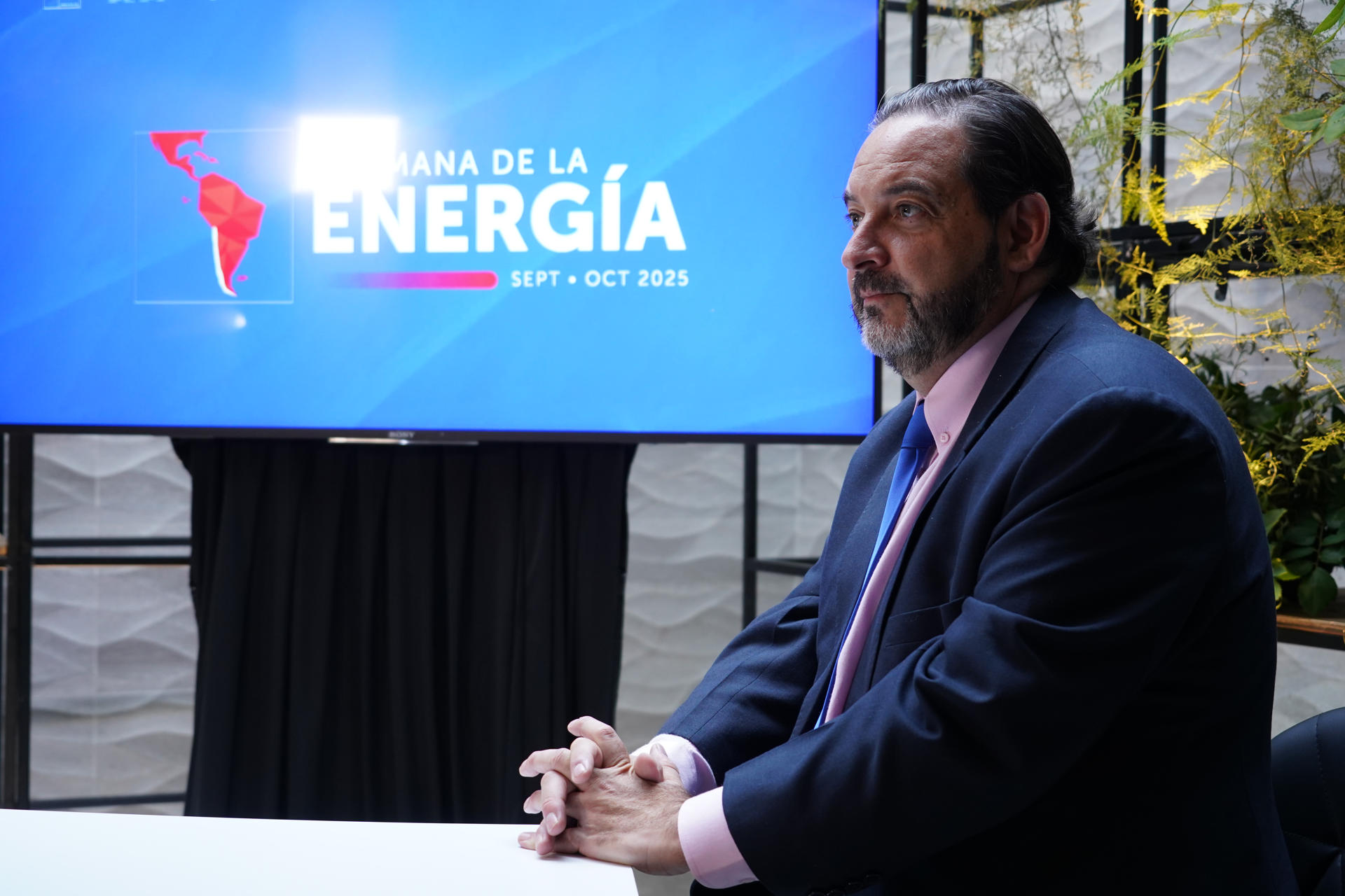 El secretario general de la Organización Latinoamericana de Energía (Olade), Andrés Rebolledo, posa en una entrevista con EFE, en Santiago (Chile). EFE/ Alberto Peña
