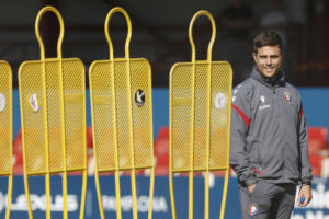 El entrenador de Osasuna Alessio Lisci, dirige en las instalaciones de Tajonar el entrenamiento del equipo rojillo antes de la entrevista con EFE en donde entre otras cuestiones hará un balance de la situación del equipo en este primer tramo de la temporada. EFE/ Jesús Diges