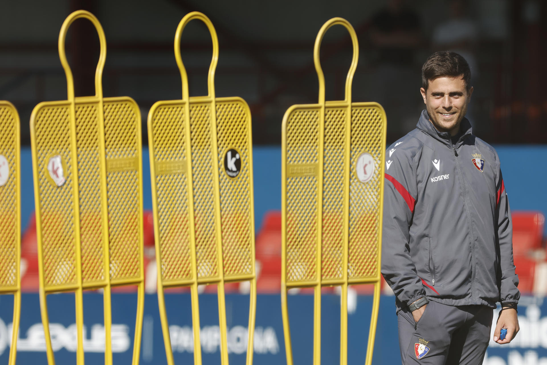 El entrenador de Osasuna Alessio Lisci, dirige en las instalaciones de Tajonar el entrenamiento del equipo rojillo antes de la entrevista con EFE en donde entre otras cuestiones hará un balance de la situación del equipo en este primer tramo de la temporada. EFE/ Jesús Diges