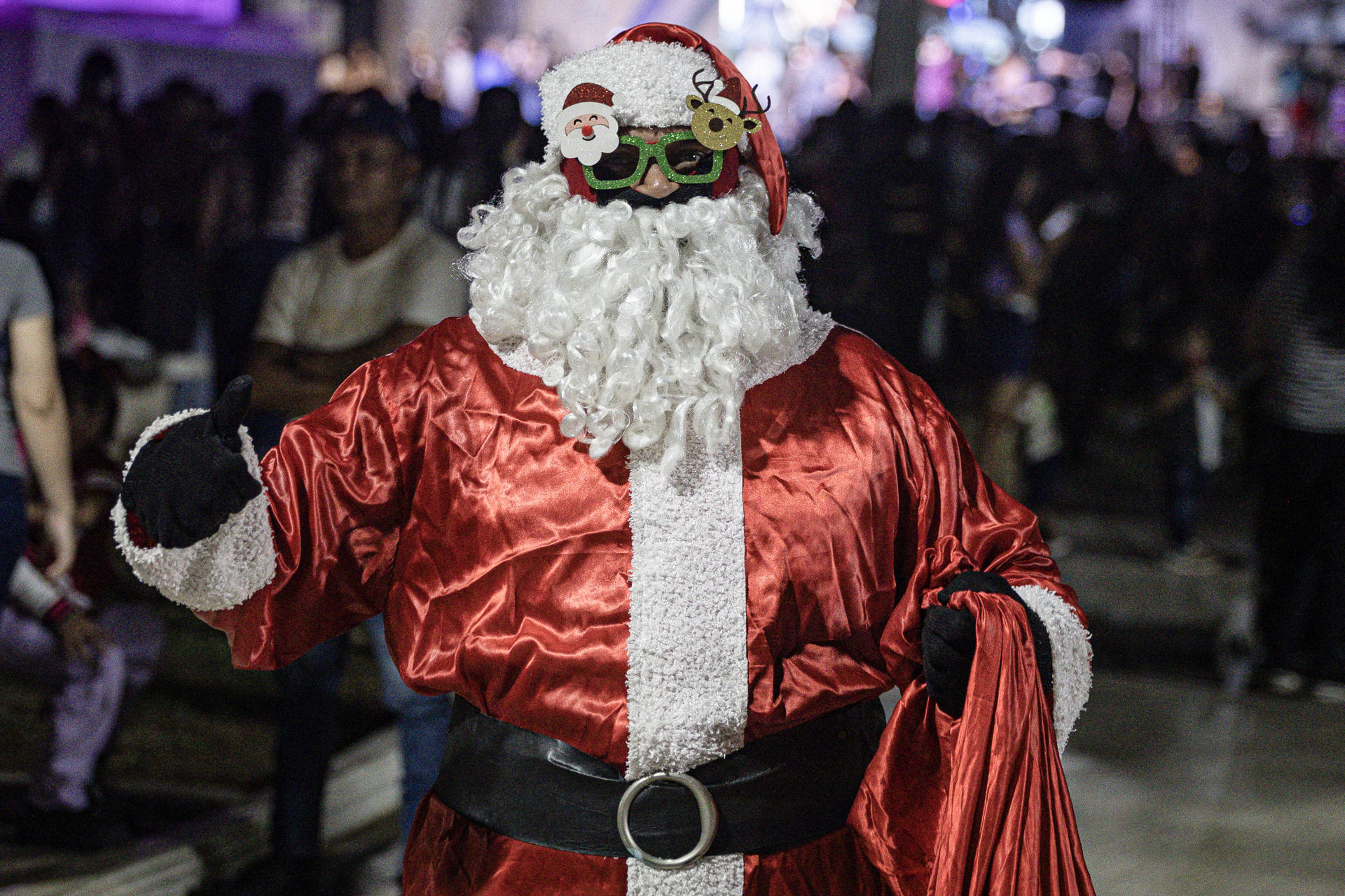 Una persona disfraza de Papá Noel participa en una actividad navideña este miércoles, en Maracaibo (Venezuela). EFE/ Henry Chirinos
