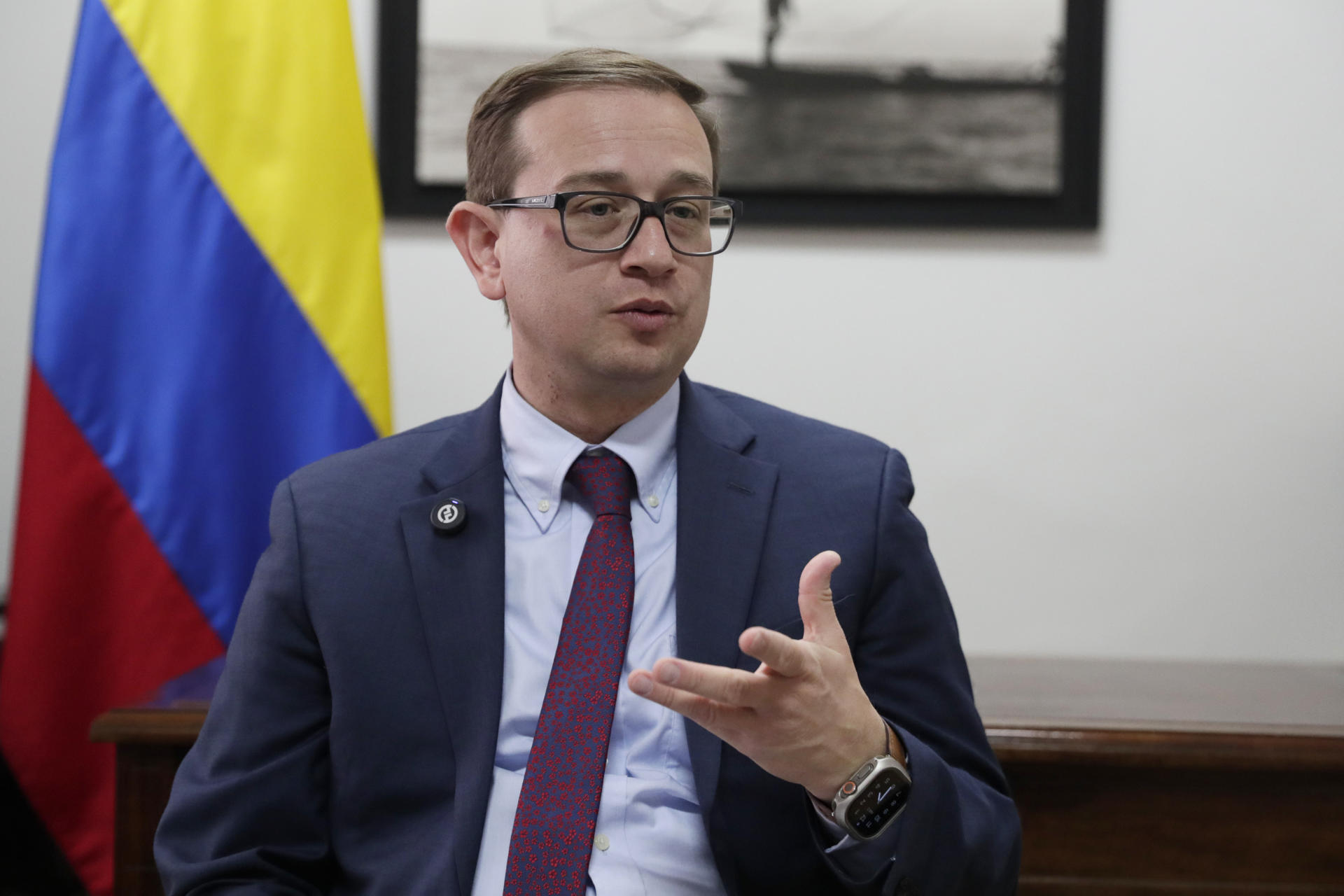 Fotografía del 2 de octubre de 2025, del director de Mecanismos de Concertación e Integración Regionales de la Cancillería, Francisco Gutiérrez Plata, hablando durante una entrevista con EFE en Bogotá (Colombia).EFE/ Carlos Ortega
