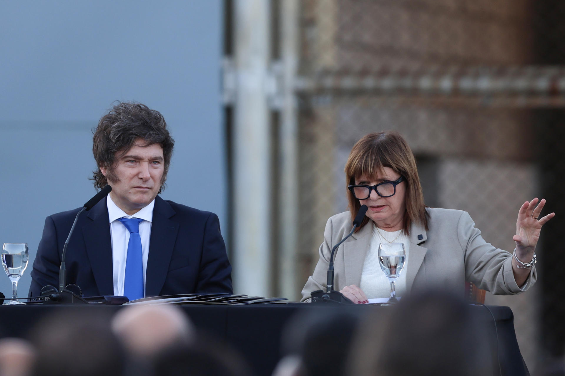 El presidente de Argentina, Javier Milei (i), y la ministra de Seguridad, Patricia Bullrich, hablan durante un evento de Gobierno este jueves, en el Complejo Penitenciario Federal, en Ezeiza (Argentina). EFE/ STR

