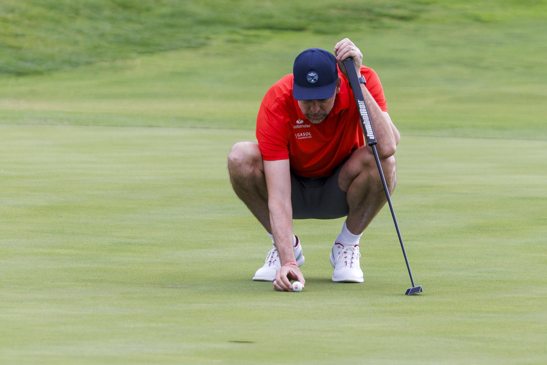 El exjugador de baloncesto Pau Gasol durante su participación en el torneo de golf solidario organizado por la fundación que preside en el campo de golf de la ciudad financiera del Banco Santander en la localidad madrileña de Boadilla del Monte. EFE/ Sergio Pérez
