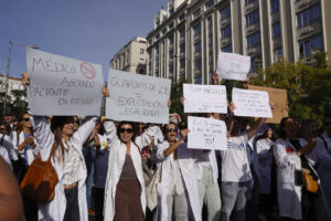 Manifestación de los médicos del Sistema Nacional de Salud durante la segunda huelga este viernes en Madrid para protestar por la propuesta del Ministerio de Sanidad para reformar el Estatuto Marco que regula las condiciones laborales de los profesionales sanitarios. EFE/ Javier Lizón